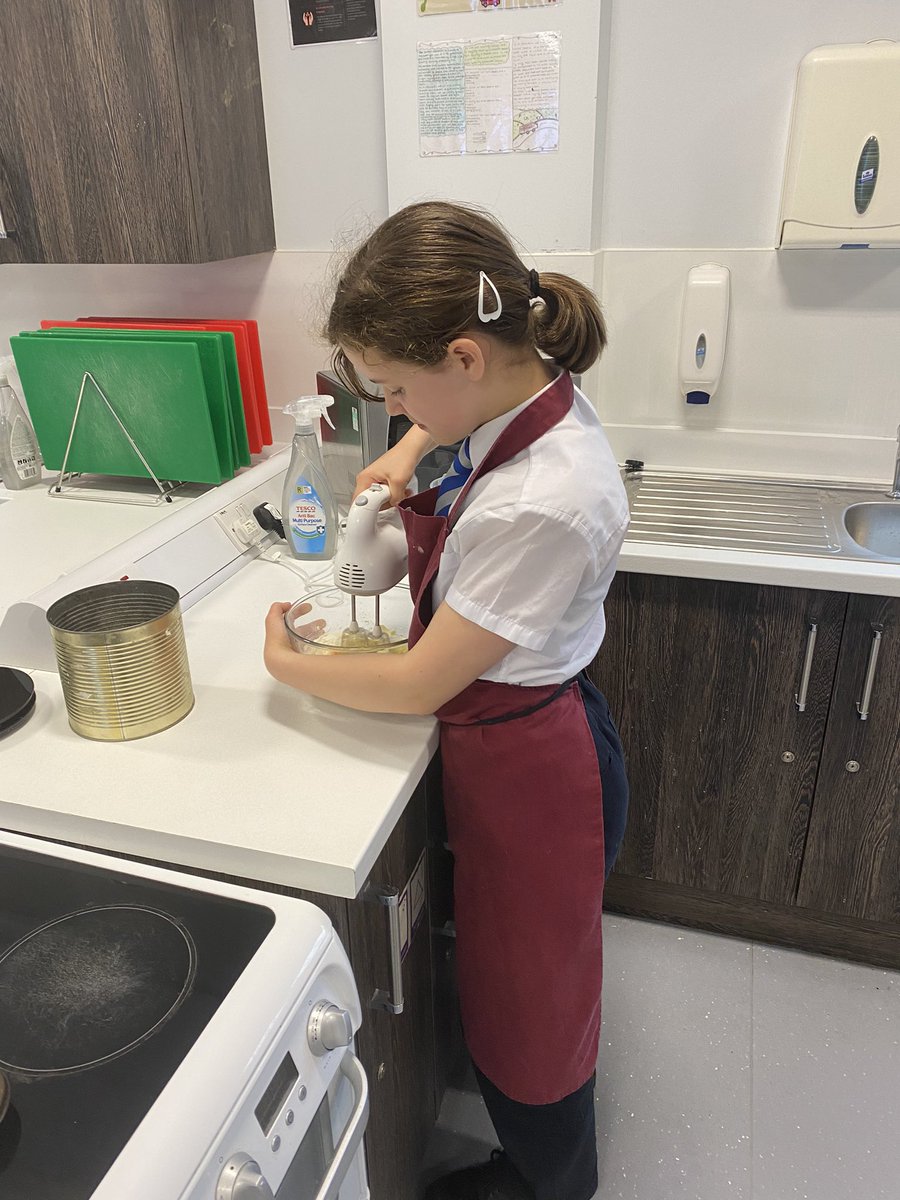 Missboydhe's tweet photo. 🧁🏆 Stirling Schools Bake Off Final 🏆🧁

Congratulations to our finalists on your amazing showstopper cupcakes! Your talent and hard work have been inspirational to watch.

A huge thanks to George @FVCollege for judging and providing our young bakers with valuable feedback. 🤩 https://t.co/Xg5oAvRknX