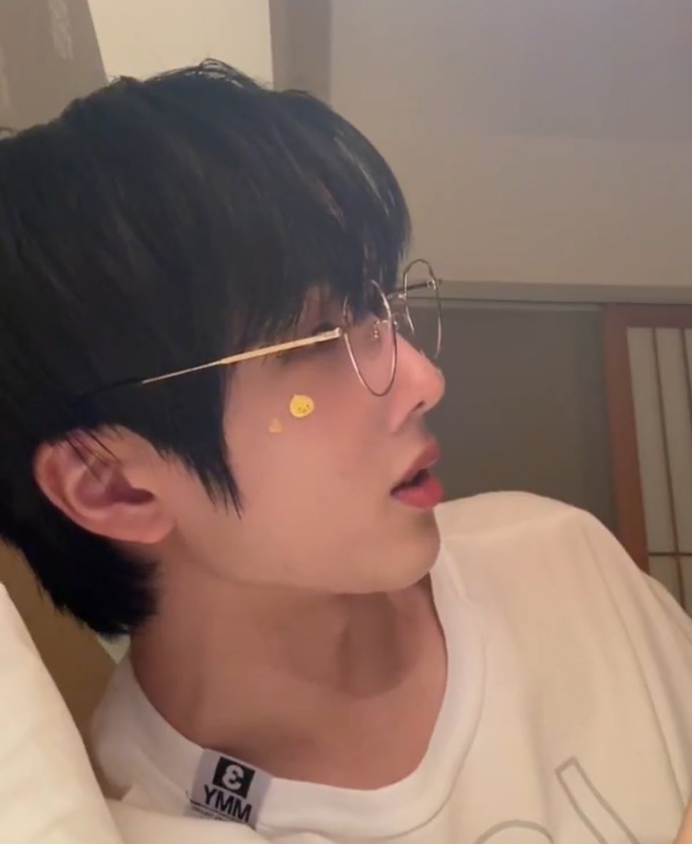 어떻해……ㅈㄴ잘생겨서 곤란하다 진짜……..