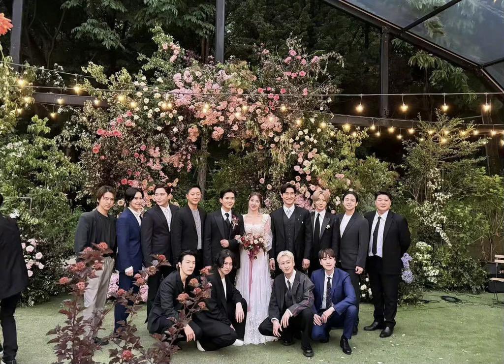 fuyuhime_44's tweet photo. SUPER JUNIORが揃った…✨✨✨
リョウク結婚おめでとう🕊️💍🤍💙 https://t.co/wNr5P89ykV