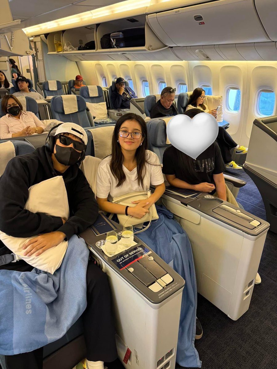 doughnbil's tweet photo. badtrip tong #donbelle lahat kami nagpaka detective conan by connecting the dots YET HERE YOU ARE BEING MALANDI?!?! magkatabi sa plane, sumakay sa maleta??? our shipper hearts are so happy aaaack  okay ipagpatuloy niyo lang yan 🤝👍

#DonnyPangilinan 
#BelleMariano https://t.co/G4JSQEhtaS