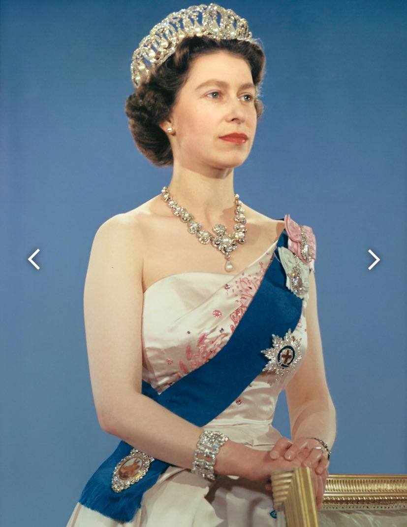 This woman even as the supreme head of the English church travelled the world with bare shoulders and unclad arms in the 1950’s but she was not regarded as being vulgar and indecently dressed. Was it because she was ⚪️ or because she wore stolen jewels 💎 in utter show off?