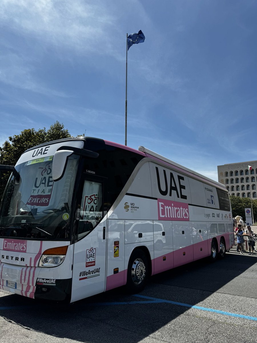 Pink cars and bus for @TeamEmiratesUAE 😎🩷🤌🏼 @eurosport @giroditalia #GirodItalia