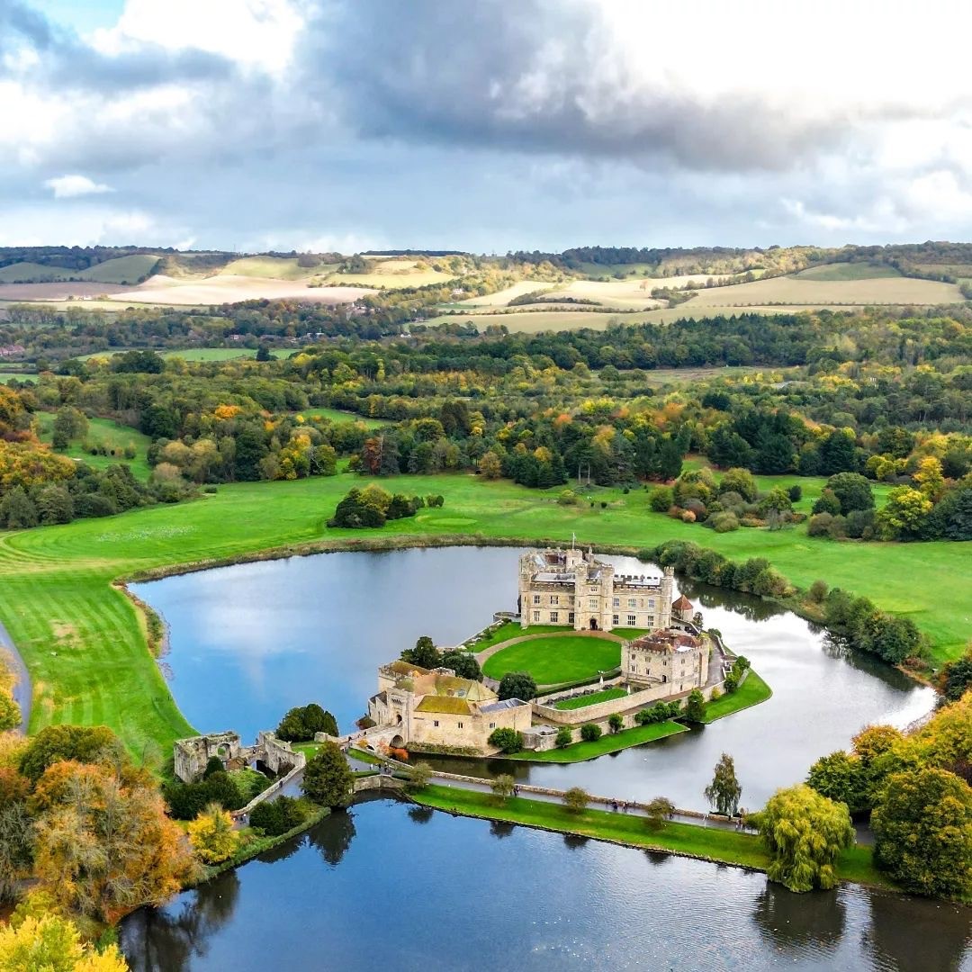 Happy Kent Day! 🎉 We're taking a moment to round up some of our favourite attractions across the county in celebration...we'll see you there! 📸: @dronesdeep on IG 📍: @leedscastleuk