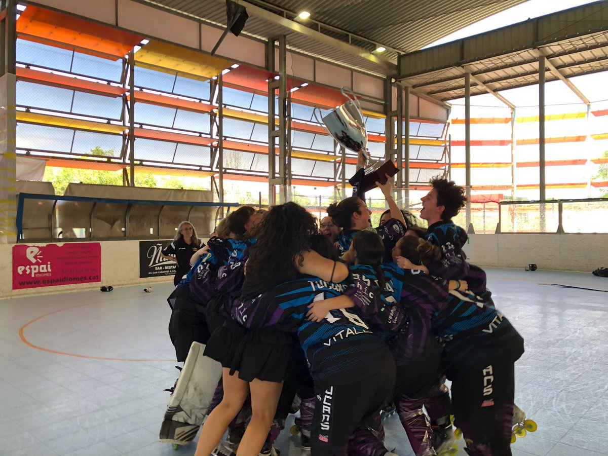 🏆¡𝐂𝐀𝐌𝐏𝐄𝐎𝐍𝐀𝐀𝐀𝐀𝐀𝐒! 🏆

¡El @HTucans se proclama campeón de la Liga Élite @iberdrola 23/24! 🎉

¡Las Tucans han ganado el tercer partido de la final ante el @centpatins por 0-4! 🥇

¡𝑬𝑵𝑯𝑶𝑹𝑨𝑩𝑼𝑬𝑵𝑨! 👏

#LigaÉliteIberdrola #HockeyLínea