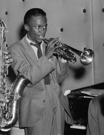 Happy birthday, Miles Davis, born on this date in 1926! tinyurl.com/yc6tzmxp #JazzBand #JazzEnsemble
📷️: William P. Gottlieb Collection/Library of Congress