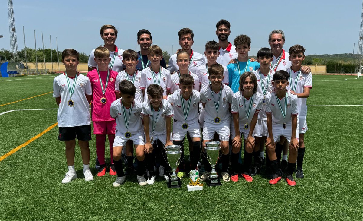 🏆 | El #SevillaFCAlevA se proclama campeón de Andalucía tras vencer en la gran final al @MalagaCF en Palma del Río. ⚽️ ¡Enhorabuena, chavales! ⚪️🔴👏👏 Más info ➡️ sevillafc.es/actualidad/not… #AndaluzClubesAlevín #CanteraSevillaFC