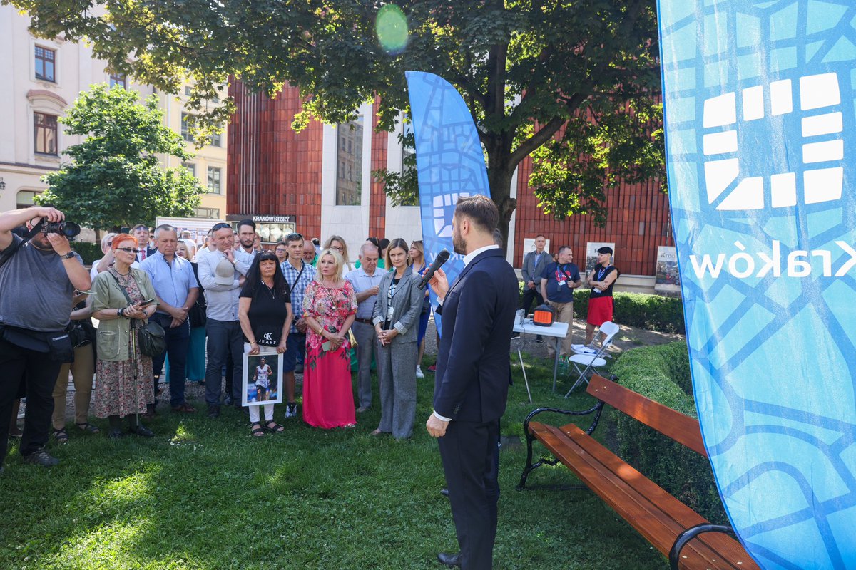 Urząd Miasta Krakowa będzie zawsze otwarty dla mieszkańców. Zaprezentowaliśmy z @KosekJakubRMK krakowską ławkę dialogu, choć w nieco odmienionej formie niż ta, która towarzyszyła mi w kampanii wybroczej. Ławka jest symbolem zmian i otwarcia UMK. Będzie obecna na spotkaniach i