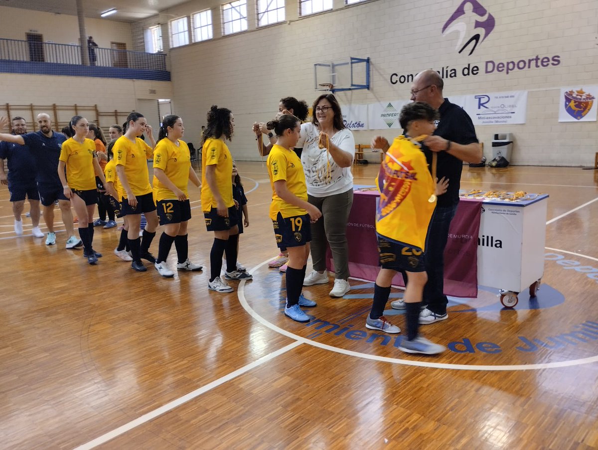 🏆🥳 | ¡El @puntarronfs, CAMPEÓN de la Copa Infantil femenina de fútbol sala de la FFRM 👏! ¡ENHORABUENA 🫂! 📝 El conjunto de Mula se ha impuesto 5-0 al @PR7MurciaFS en la final de la copa. 😃 ¡Bonito espectáculo en Jumilla!