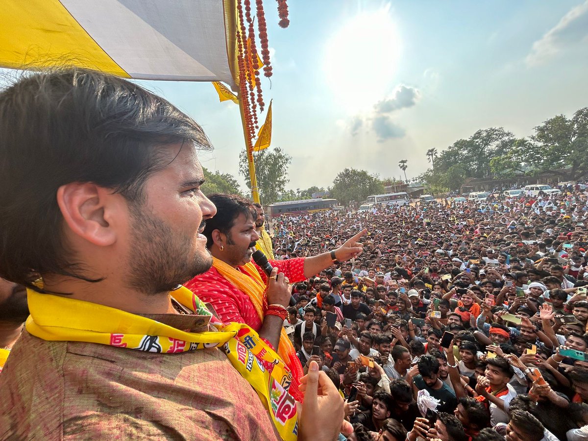 हजारों की संख्या में आशीर्वाद के रूप में उठ रहे यह हाथ मुझे प्रेरित करते हैं काराकाट की जनसेवा के लिए। 

मैं आपको विश्वास दिलाता हूं आपका ये पवनवा कभी पीछे नहीं हटेगा, आपकी सेवा में सदैव खड़ा रहेगा।
'हसपुरा (गोह-विधानसभा) नुक्कड़ सभा एवं जनसम्पर्क' #KarakatJindabad