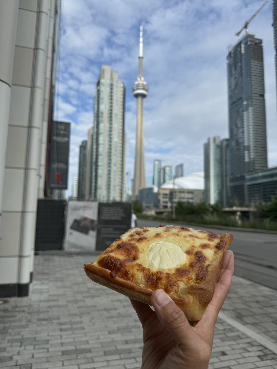 #WritersLift Support your favorite authors! Like, retweet &amp; follow everyone on this thread! 

#ShamelessSelfPromoSunday        #WritingCommunity #authorcommunity #BooksWorthReading #booktwt!
Share whatever you have - #links, #books

Pizza with a view