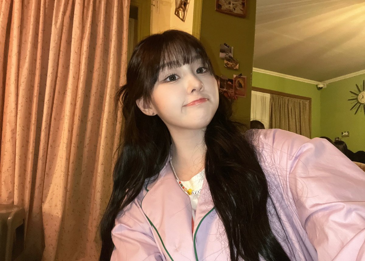 StudentsChenle's tweet photo. @LoveIyMails Halo... halo semuanya... this is Elena speaking! https://t.co/nCLXXxh76C