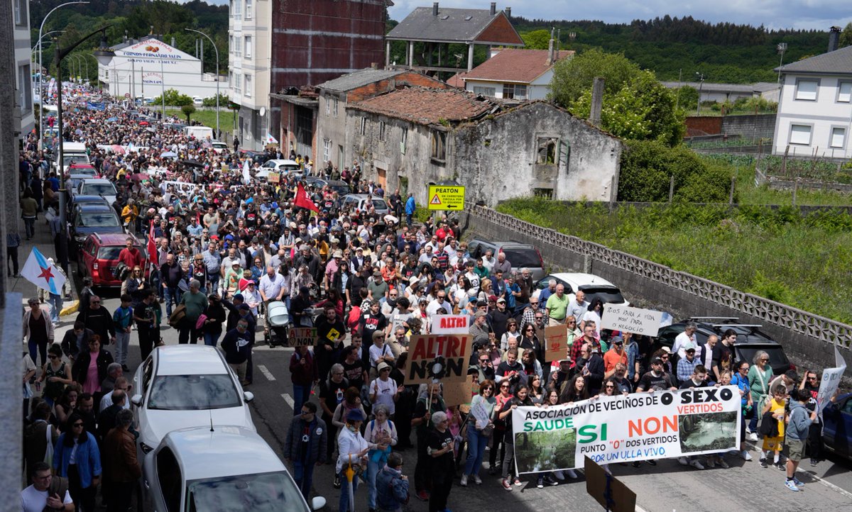 anaponton's tweet photo. Multitudinaria manifestación en Palas contra a bomba ambiental de ALTRI.

Orgullo dunha cidadanía rebelde que non se resigna e que reacciona desde a dignidade en defensa do seu medio de vida, do seu futuro e do seu País. 

No BNG, sempre ao lado da xente!

#AltriNon https://t.co/Cok8IQpZDy