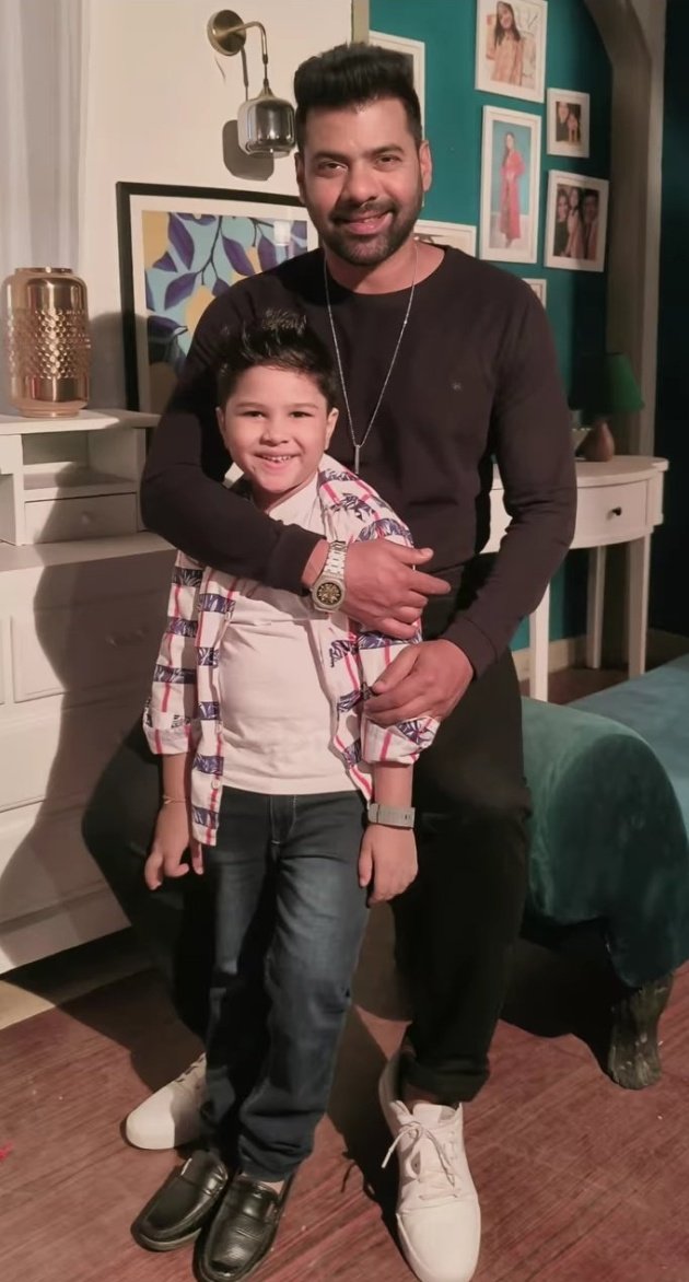 ammuxsk's tweet photo. Cutest And Handsome Papa Beta ♥️♥️🥰 both looks like same💖💖
#ShabirAhluwalia #RadhaMohan #RaHan #MohanTrivedi #MananTrivedi #MoNan #ShhauryaVijayvargiya #ShaRya @ZeeTV https://t.co/zhmgLSdJ2p