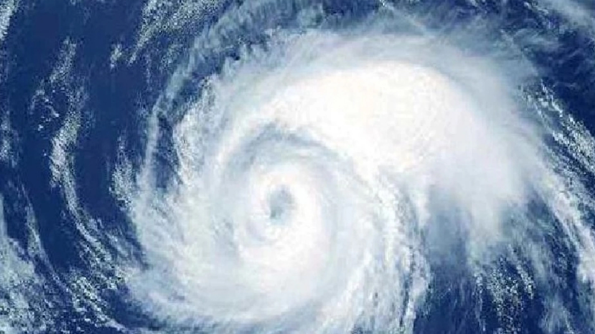 উপকূলে আঘাত হেনেছে ঘূর্ণিঝড় রিমালের অগ্রভাগ