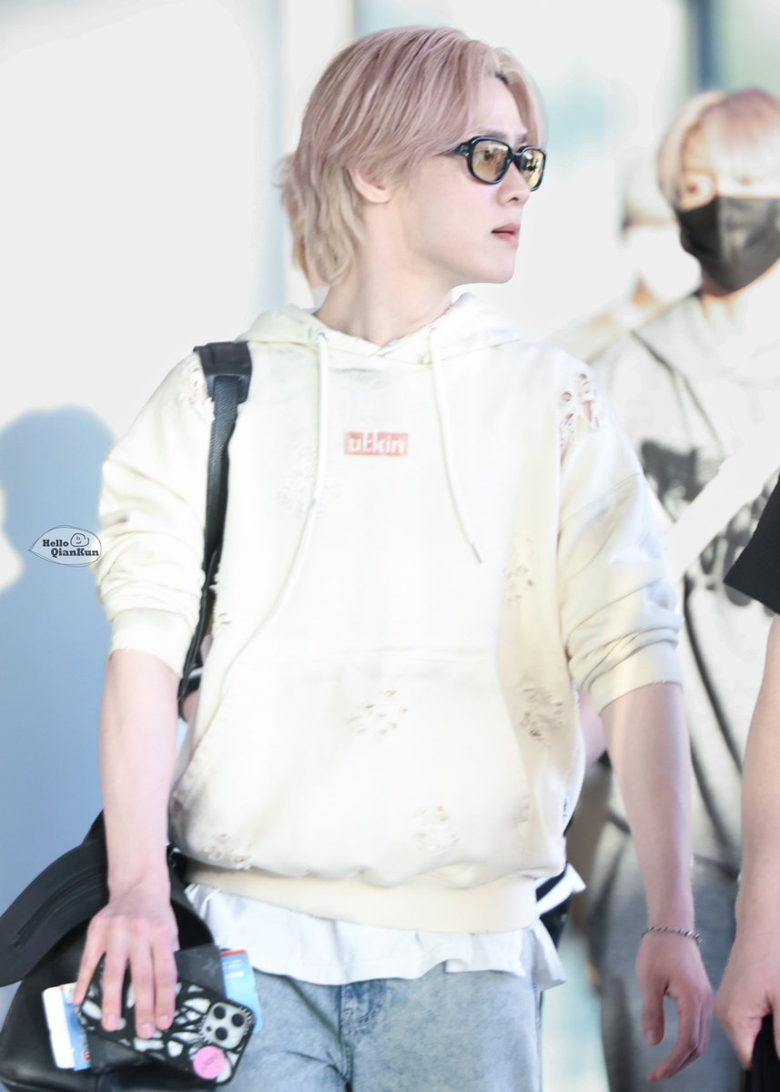 hello_qiankun's tweet photo. 240526 PEK

#KUN #QianKun #钱锟 #쿤
#WayV #威神V #WeiShenV https://t.co/hbC6r0mPNs