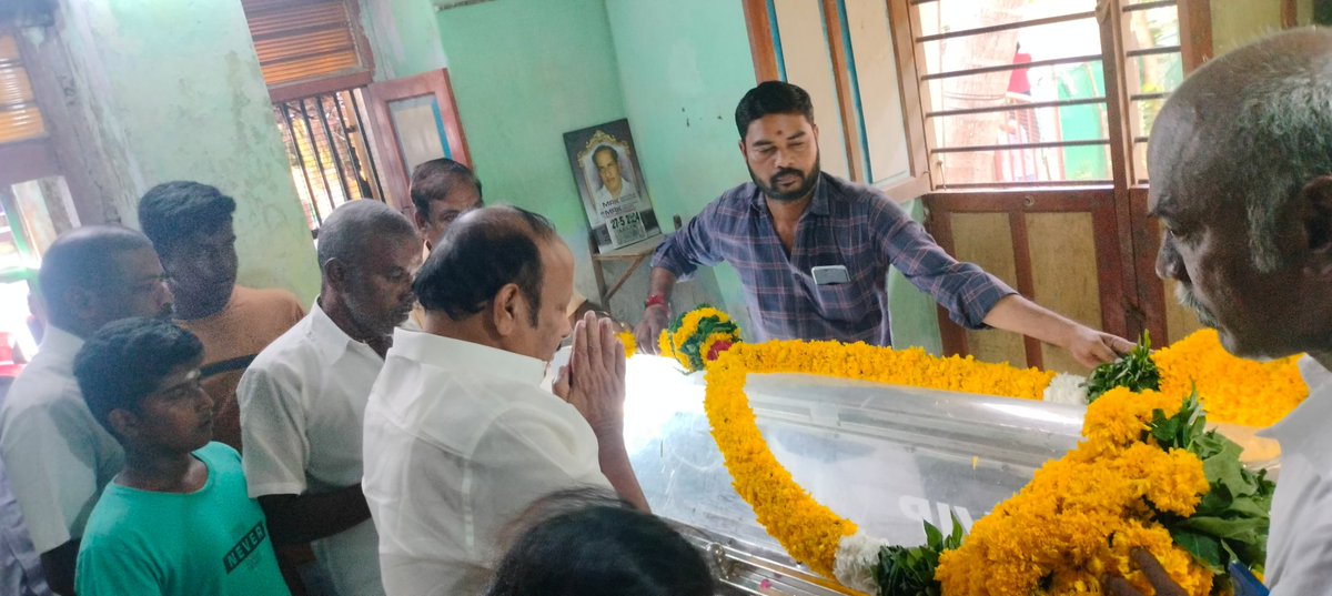 MRKPanneer's tweet photo. காட்டுமன்னார்கோயில் கிழக்கு ஒன்றிய கழக செயலாளர் கழக செயல்வீரர் திரு P.ராமலிங்கம் அவர்களின் மறைவையொட்டி அவரது இல்லத்தில் வைக்கப்படுள்ள அவருடைய உடலுக்கு மாலை அணிவித்து அஞ்சலி செலுத்தினேன்.
@arivalayam 
@mkstalin https://t.co/vRJDXYYO1m