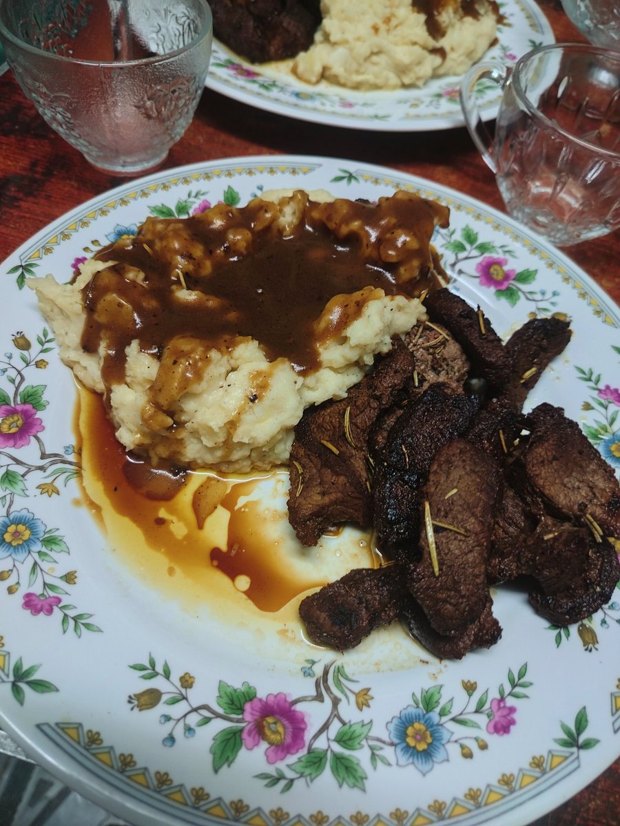 lovely steak and mash dinner with @Americ_Soup 💓💓💗💗 happy Saturday!! luvv u a lot my bb (im no chef but , well done steak🥹 i nono wanna some blue steak)