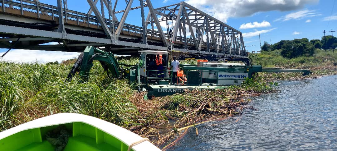 Works underway at Pakwach Bridge to clear the floating vegetation….!

#UNRAworks @UNRA_UG