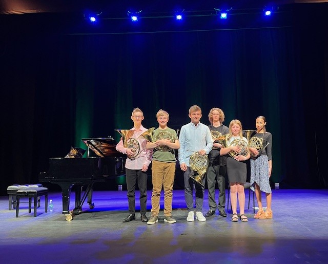 Berkshire Music Trust students Harvey, Evan, Jake, Eve, Maya and Joseph were delighted to take part in a French Horn Masterclass recently with @bengoldscheider. The Masterclass took place in Newbury’s Corn Exchange and was part of Newbury Spring Festival. #frenchhorn #newbury