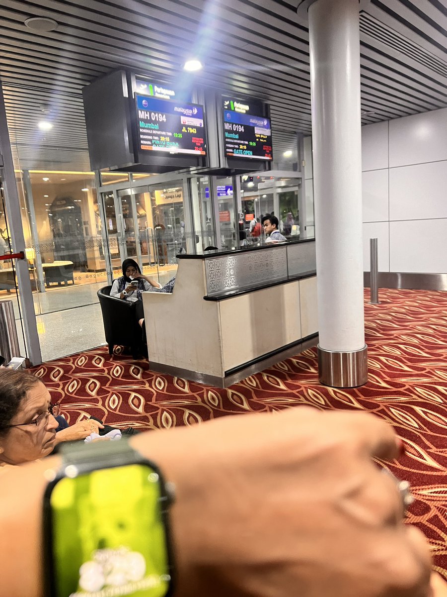 sarika100's tweet photo. @MAS look at this... 
Your people are busy texting.....nobody cares 

Disgusting airline with super flop service https://t.co/VdUJ3KXeqN