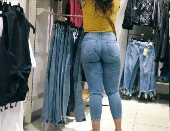 مراتك وهي بتشتري اندرات من عندي وكانت عاوزه تقيسه ختها المخزن قسته وخدت قميص نوم هديه يا راجل البيت 
اسمها ايه مراتك يا راجل البيت