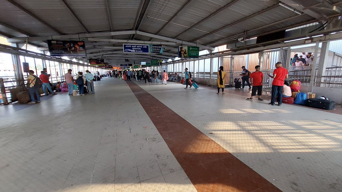 espaul22666's tweet photo. Can the railways be more considerate towards its passengers, can you make arrangements for seating all around the FOB. (PUNE Railway station)Due to long delays old and frail have to stand for long hours. https://t.co/cfaRW8oUak