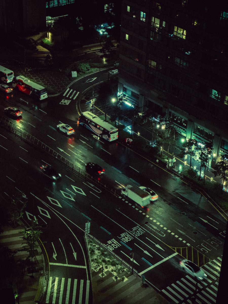 imPatrickT's tweet photo. rainy day in seoul with my phone