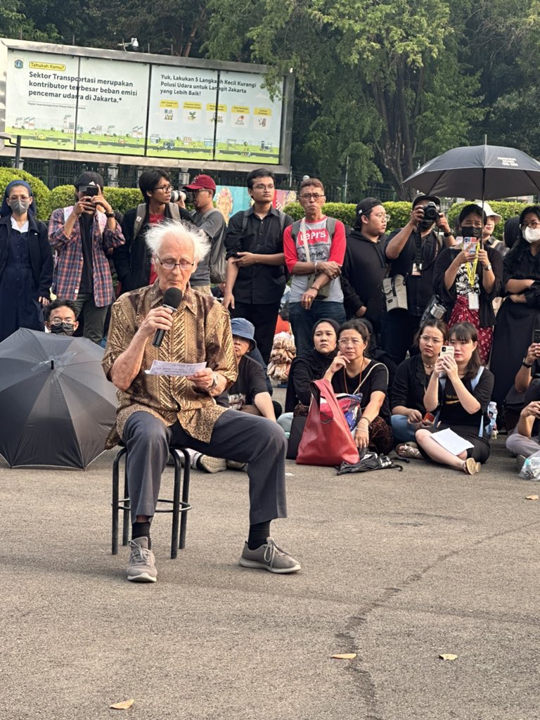 Selamat ulang tahun ke 88 Romo Magnis.
Sang penjaga moral dan etika bangsa indonesia yang tak pernah lelah…