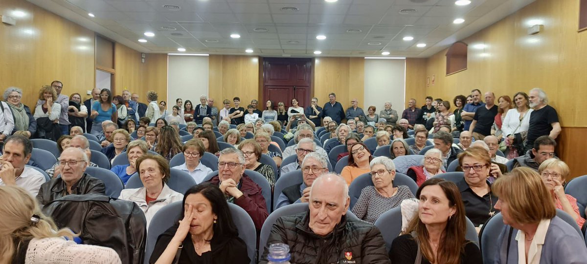 Ple de gom a gom a la Sala Francesc Buireu de Cervera, en la presentació del llibre de Josep Rius i Vilà, Memòries d’un pagès de la Segarra (1916-1939), a càrrec de @mdolorssarries @maxturull i els fills de l’autor. Organitzat per efes.cat