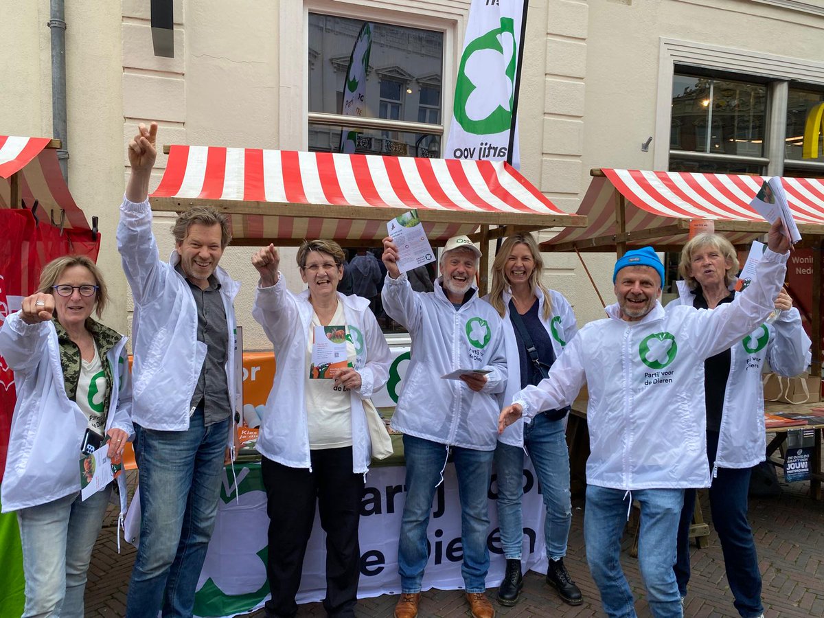 Hele dag flyeren op de politieke markt in Deventer met een groot team. Mooie verrassende gesprekken en veel kiezers ontmoet. #pvdd #deventer #eu24