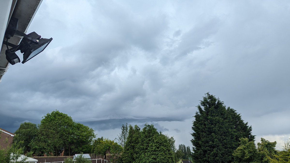 SimonGreenway32's tweet photo. @UKStormUpdates Pretty intense sounding storm in the Stourbridge area at the moment. I've not seen any lightning, but constant rumbling for around the last 10 mins. https://t.co/ZZ8wnWfGDj