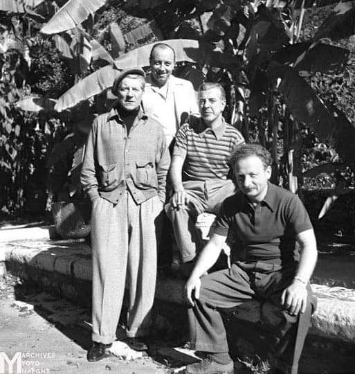 Jean Gabin, Marcel Carné, Jacques Prévert et Alexandre Trauner, en 1945.
Dans le jardin de La Colombe d'Or à Saint-Paul-de-Vence.