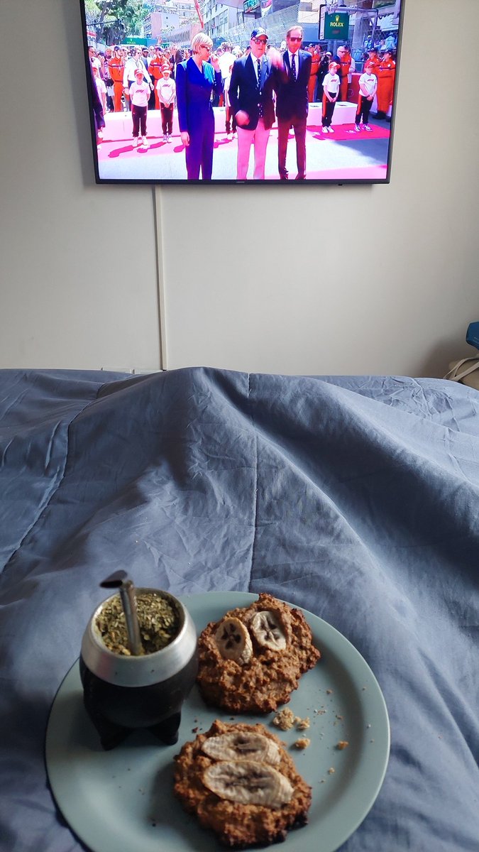 Hoy, desde la cama! Ta fresquito! Mates y cookies de avena!!!! Buen domingo para todos!!!!! Y esperando la carrera!!!! 🤭🤭