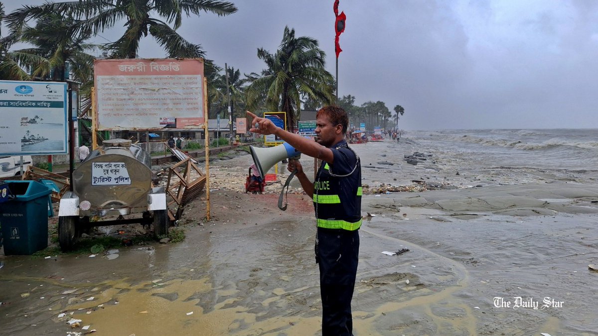 The severe cyclonic storm Remal is expected to make landfall between West Bengal's Sagar Island and the Khepupara coast near Mongla between 6:00pm and 10:00pm. Stay safe #Westbengal #WestBengalNews #Remal