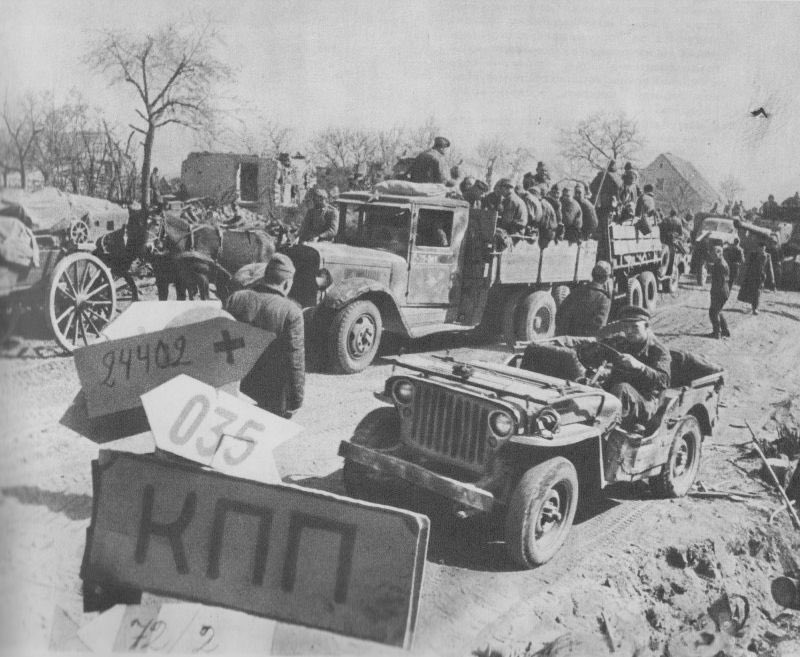 Heisenberg_PzVI's tweet photo. 1945年4月ベルリン近郊
手前は #WillysM38。中央の兵員満載なのが #ZIS5 その後ろは #DodgeWC
さらに後ろは #アメリカスチュードベーカーUS6 ?
その横に #TankISU122 らしきものがある https://t.co/UWWn6oURSs