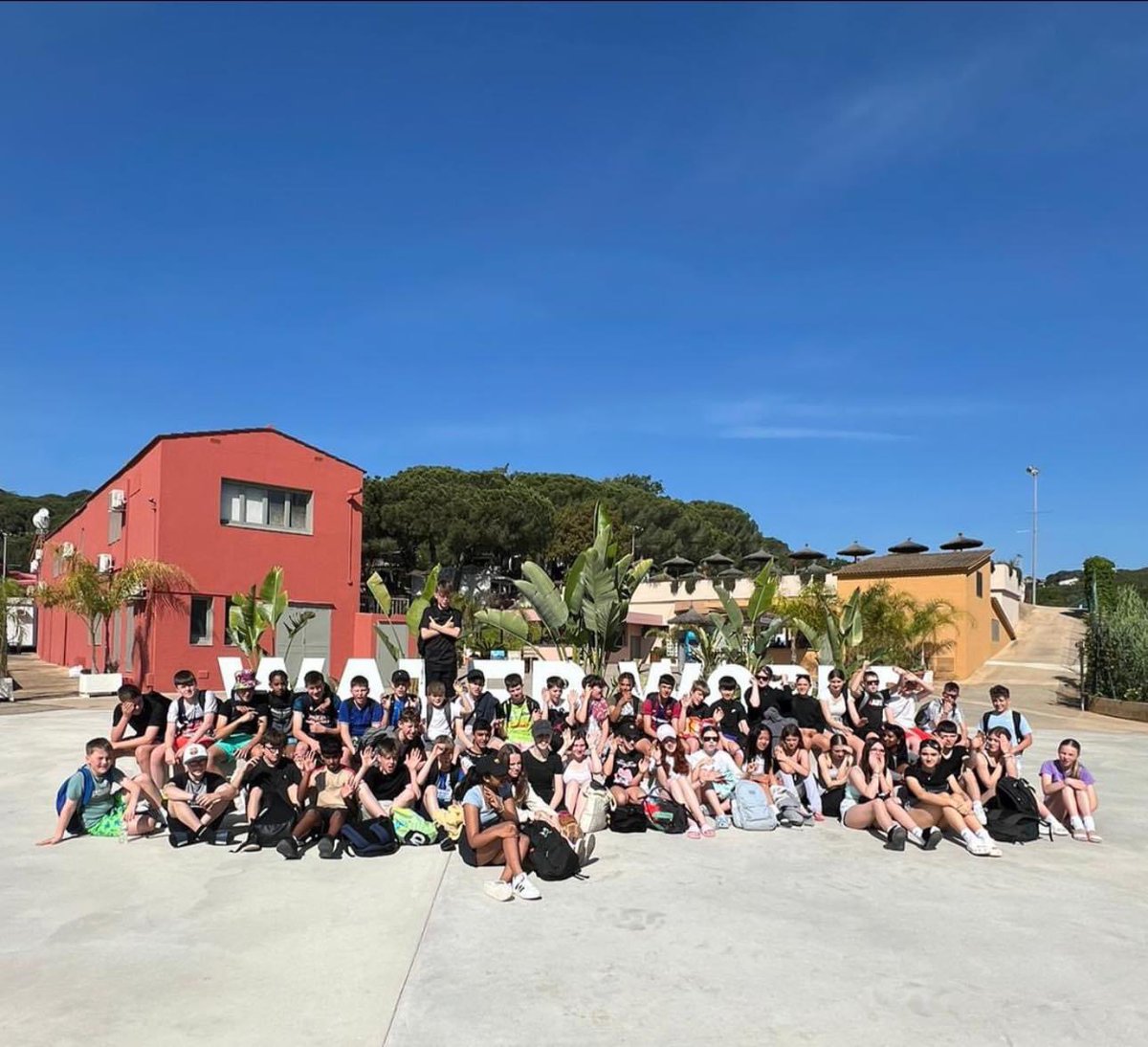 Yesterday was a busy day for our Spanish crew, visiting the Salvador Dali museum in the afternoon, swimming in the pool, followed by a walk and football on the beach. They have just arrived at the Water park today and it’s a lovely sunny day! #romerosontour