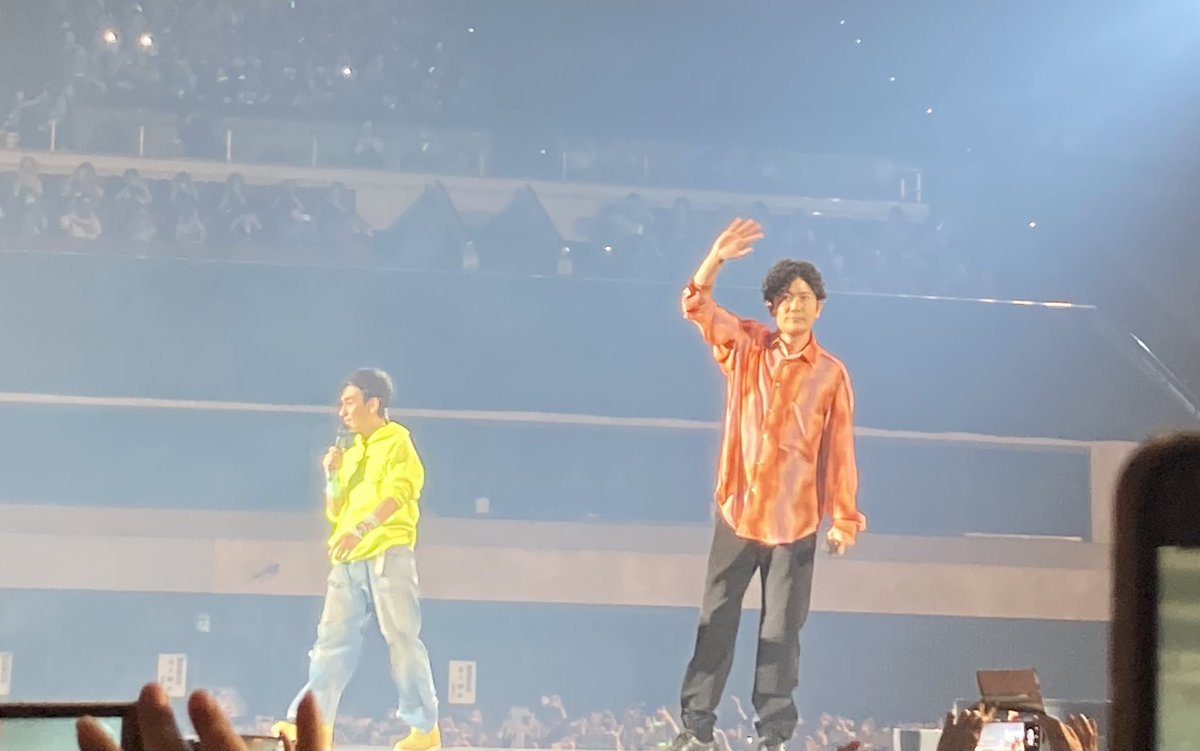 karafuruiro's tweet photo. 私のスペック弱々スマホでも一応撮��た😭ライブではもっと距離が近く感じて震えました
最高かよ…
わざわざファンミしてくれてありがとう😭😭明日からも頑張れます！
 #NAKAMAtoMEETING_vol3 https://t.co/RBnpAnLDc4