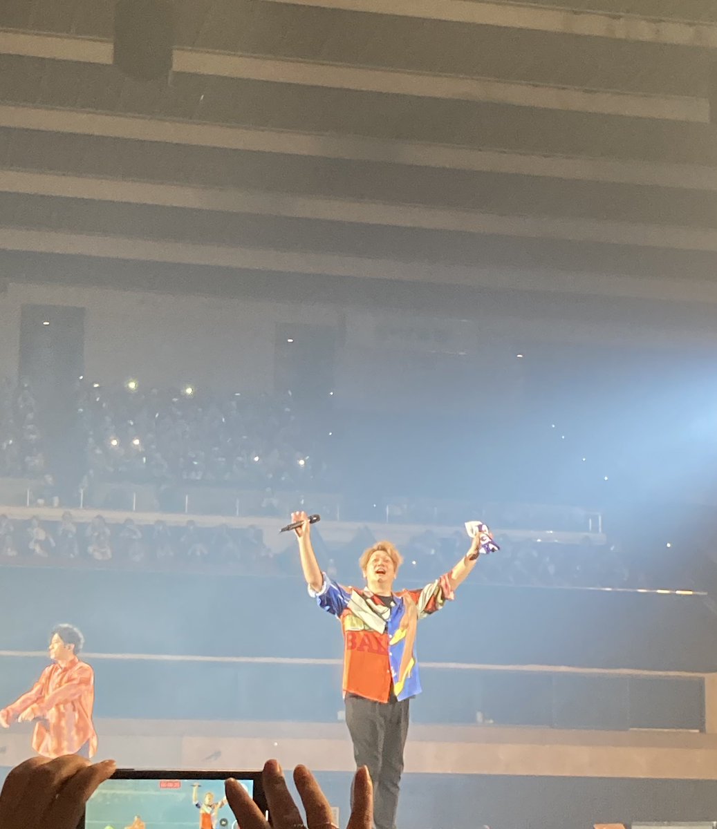 karafuruiro's tweet photo. 私のスペック弱々スマホでも一応撮��た😭ライブではもっと距離が近く感じて震えました
最高かよ…
わざわざファンミしてくれてありがとう😭😭明日からも頑張れます！
 #NAKAMAtoMEETING_vol3 https://t.co/RBnpAnLDc4