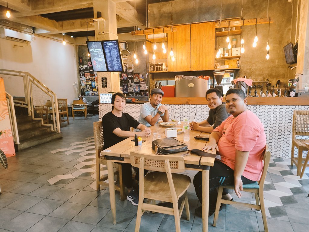 Dididiarsa's tweet photo. Ngopi malam bareng para founder Koperasi Digital Indonesia,startup kesekian yang minta gabung sebagai share holder ๐#gaspolll https://t.co/IAUnjfzRqU
