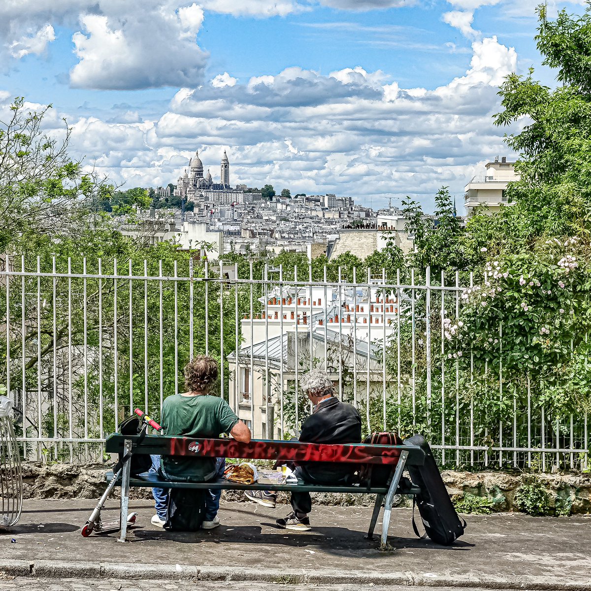 Vue sur le Sacré-Coeur et Montmartre depuis la Butte Bergeyre. Deux petits vieux sur un banc - Paris 19

#parisladouce #paris #pariscartepostale #parisjetaime #paris19 #thisisparis #visitparisregion #patrimoine #architecture #streetofparis #buttebergeyre #montmartre #sacrecoeur