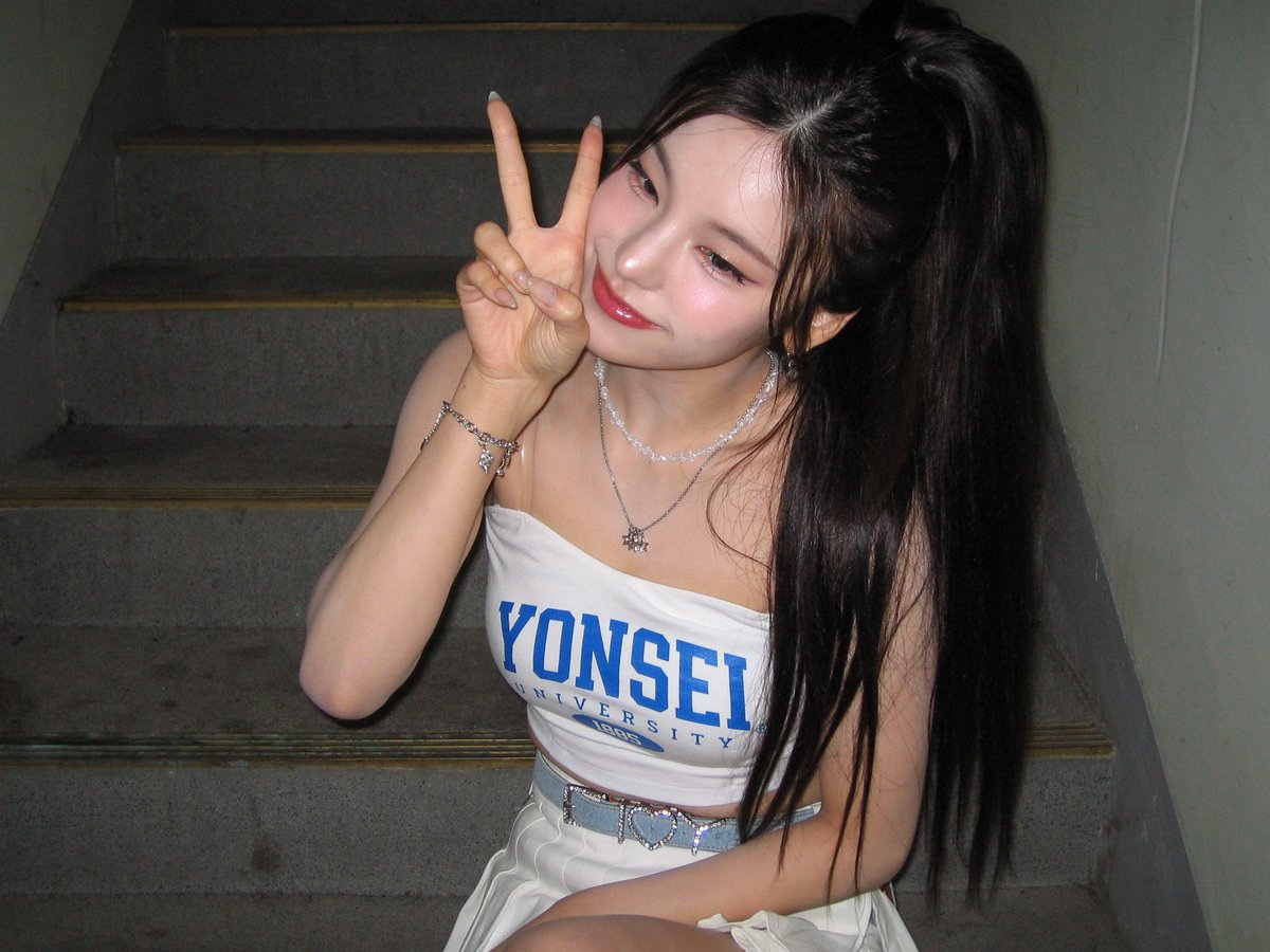 ITZYofficial's tweet photo. #YEJI #예지 in #AKARAKA 📸

#ITZY #MIDZY @ITZYofficial 
#연세대학교 #아카라카 #새파란
#아카라카를온누리에 https://t.co/nzpWloTsEx