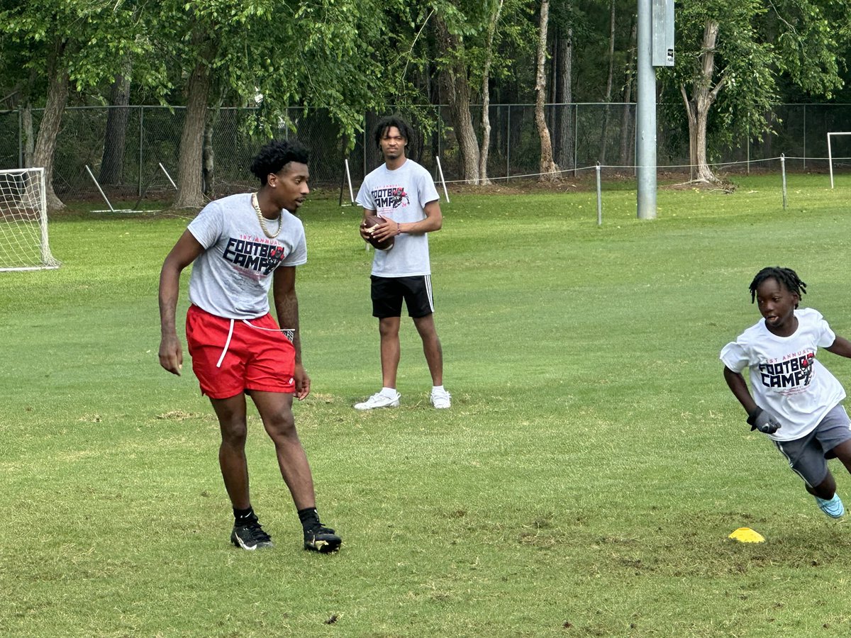 Thankful for the opportunity to speak at <a href="/kinghustle91/">King Hustle Athletic</a> Football Camp in Thomasville. 

It was also great to catch up with the Team Empowered Family <a href="/JayJones229/">Jikevious Jones</a> and <a href="/gerem1ah/">Geremiah Humbert</a> and meet so many families in South GA

<a href="/gabegokrazy/">Gabriel Harris Jr</a> <a href="/EvanWynnn/">Evan ₩ ✰</a> <a href="/Humble_child34/">Dezmond Jones</a> <a href="/q5_live/">Quincy clark</a> <a href="/tykeemwallace8/">GODSCHILD8️⃣</a>