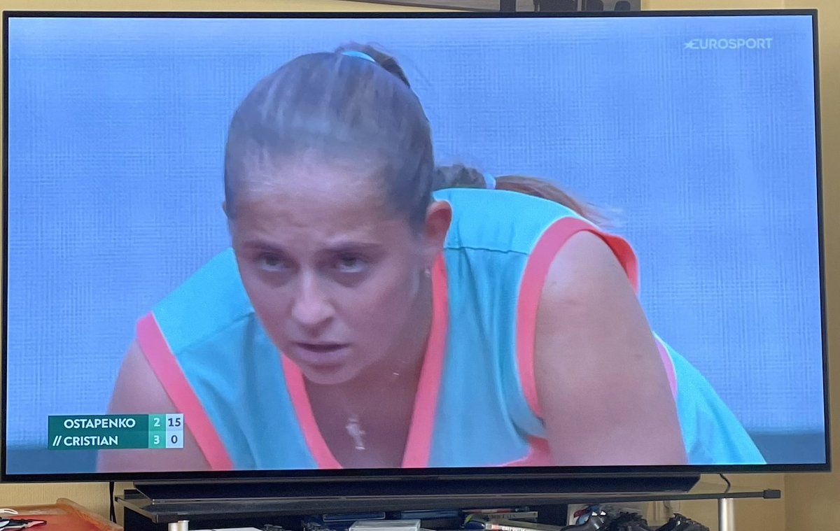 Labs, pielikuši mikrofonus pie player box.   Jānoņem tikai komentētāja skaņu celiņš un varēs izbaudīt Aļonas pērles 🍿