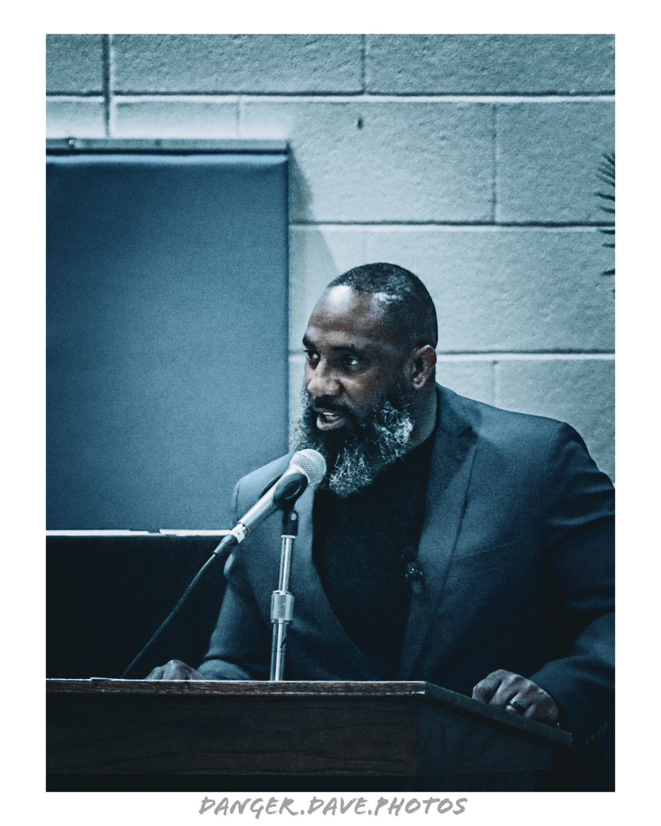 DangerDavePhoto's tweet photo. Respect the wisdom, respect the hustle. Junction City Kansas.
📸📚💡
#junctioncityks #kansas #usd475 #motivationalspeaker #photographer #photography #teamcanon #graduation #glorytogod #memorialdayweekend https://t.co/Ti3o4e94Hy
