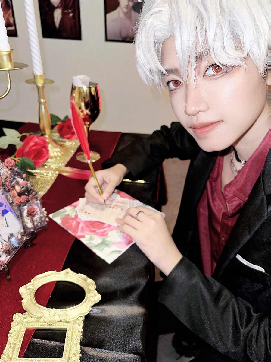 Merumel00's tweet photo. คาเฟ่คุมธีมหล่อมากคับ🥹 โลโก้ชื่องานสวยมาก สตาฟก็น่ารัก ขอบคุณสตาฟที่จัดคาเฟ่นี้ขึ้นมานะค้าบ
#MagicRose_EH https://t.co/ekqVeEv5wB