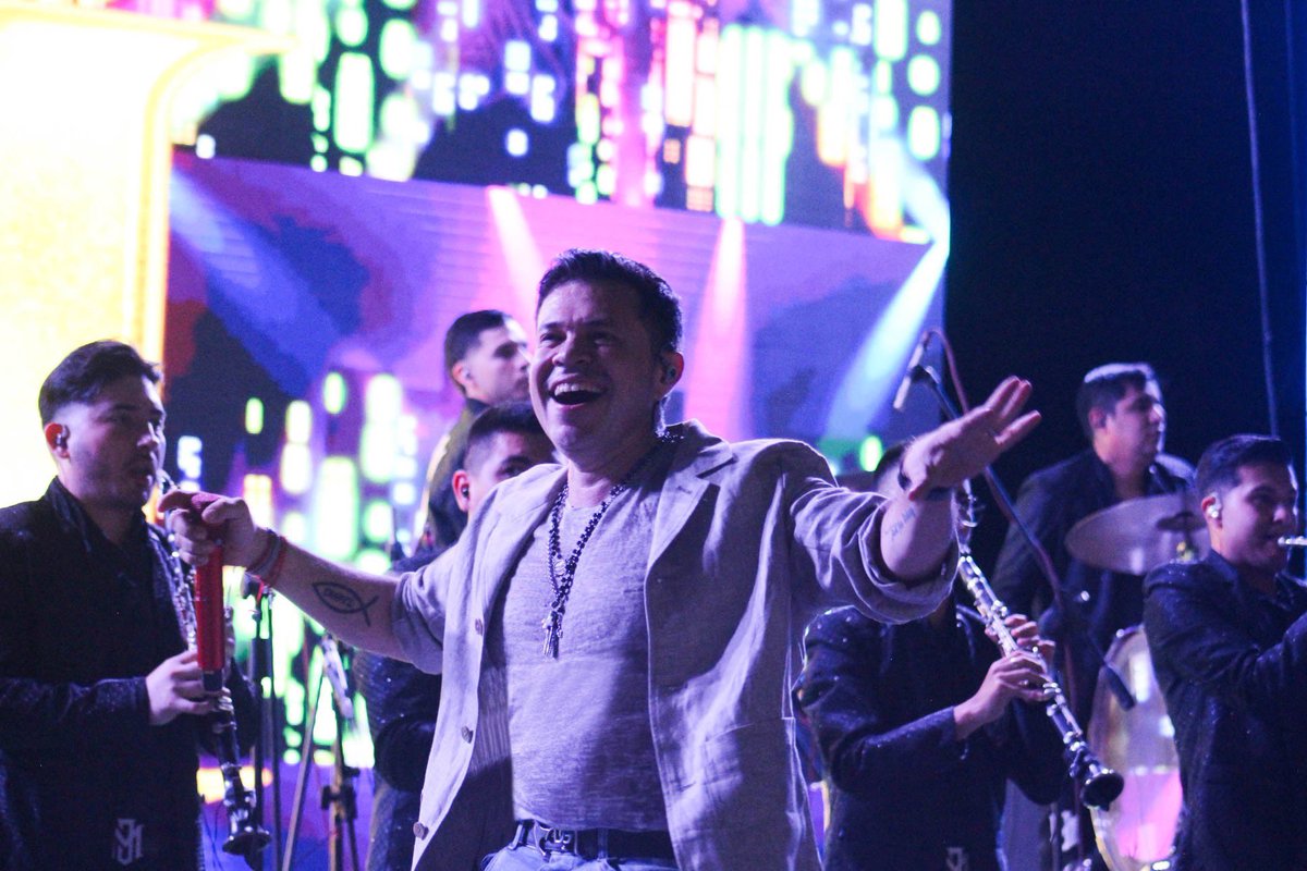 j_medina37's tweet photo. ..y al final de eso de trata la vida:de ser lo que uno es donde sea.5to concierto de la semana.
asi surgiò mayo y así lo he disfrutado😘🫶hoy vivo,saludable,feliz,ENTERO...Gracias a Dios.
#FelizDomingo #EstoSigue #felizdomingo
vamos por la que sigue hoy! https://t.co/8hIVqaPyR5