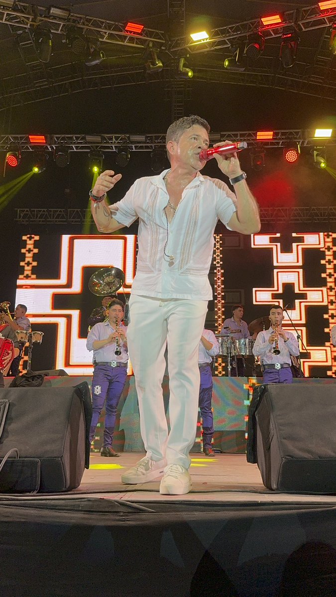 j_medina37's tweet photo. ..y al final de eso de trata la vida:de ser lo que uno es donde sea.5to concierto de la semana.
asi surgiò mayo y así lo he disfrutado😘🫶hoy vivo,saludable,feliz,ENTERO...Gracias a Dios.
#FelizDomingo #EstoSigue #felizdomingo
vamos por la que sigue hoy! https://t.co/8hIVqaPyR5
