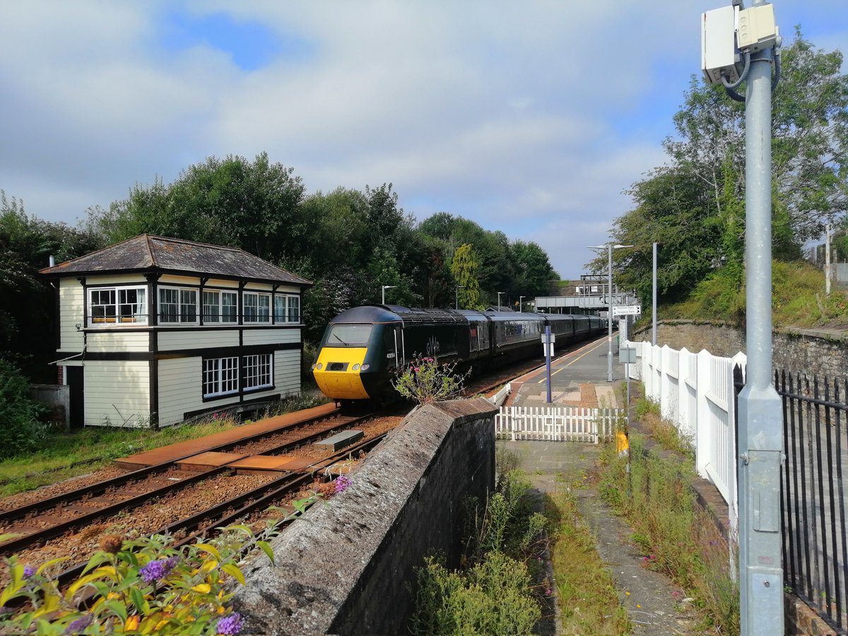 #signalboxsunday - @GWRHelp 43094 'St Mawes Castle' is spied at the rear end of a Castle Set service to Penzance, with Liskeard Signal Box to its left. 

Glorious sun was had on this trip in 2021... Happy to have experienced peak traction in Cornwall.