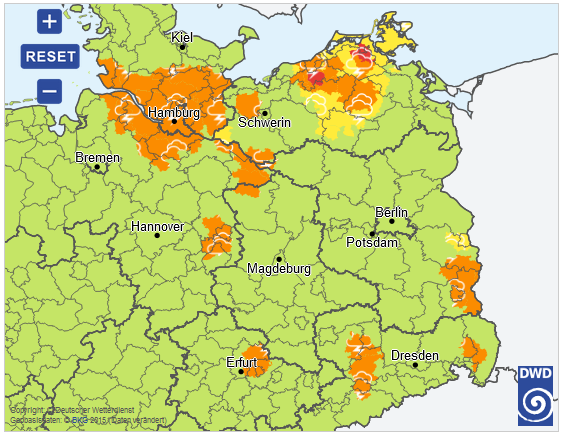 DWD_presse's tweet photo. Vor allem in der Nordosthälfte gibt es aktuell kräftige Gewitter. Details zu den jeweiligen Warnungen finden Sie unter https://t.co/YyavIu8zP4 oder in der WarnWetter-App. /V https://t.co/QS7KPPpGcD