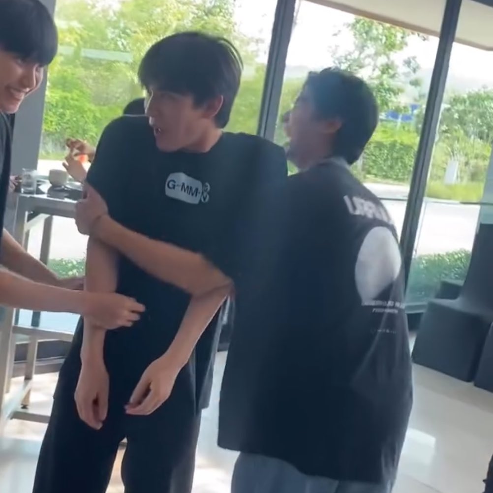 dekkapongg's tweet photo. ไรอ่ะๆๆๆๆๆๆ เห้ยๆๆๆๆๆนายคนนั้นอ่ะ 

#GMMTVOuting2024 #เตนิว https://t.co/0NZxUeEQEI